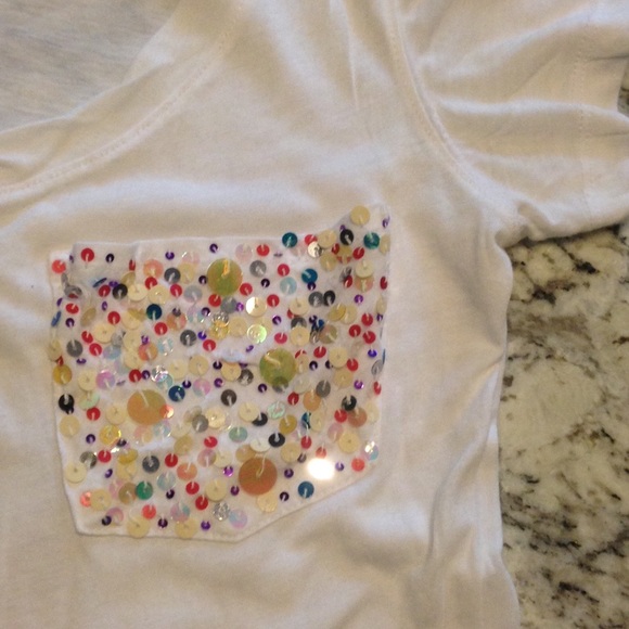 White Tee ✨ - Picture 3 of 3